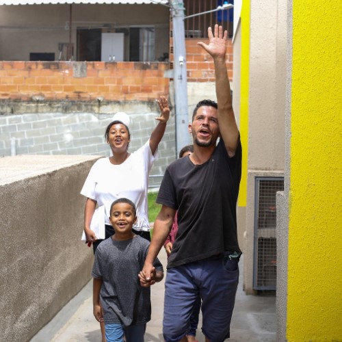 VR: Famílias carentes recebem a chave da casa própria no bairro Belmonte